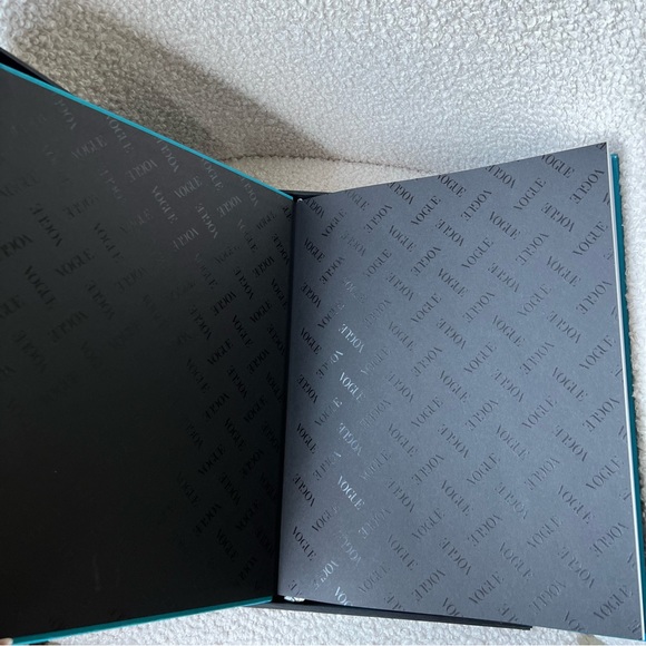 Vogue ‘The Gown’ coffee table book- limited edition! - Picture 7 of 11